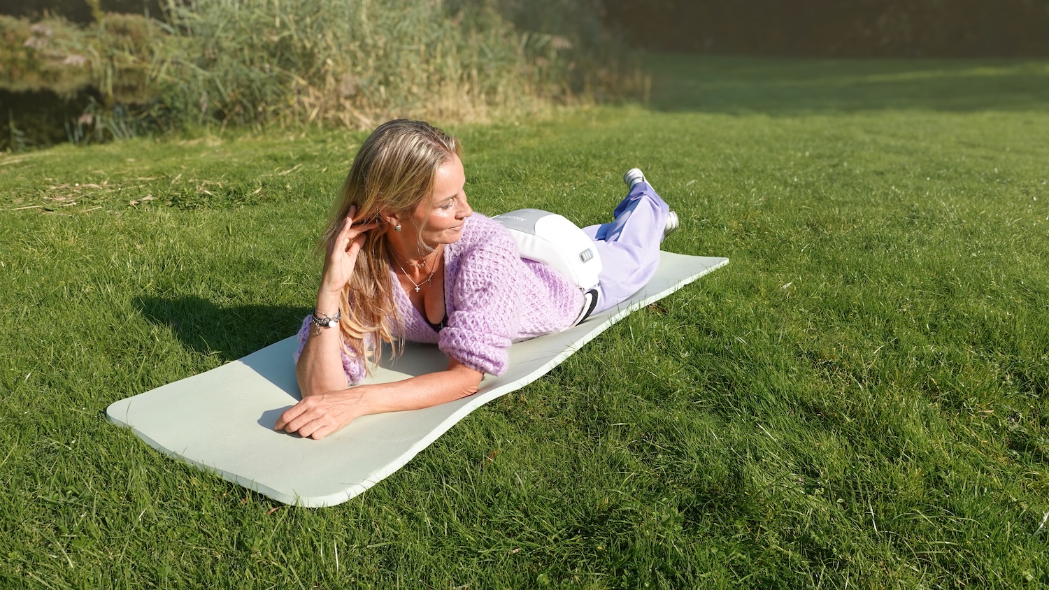 Languit ontspannen in de tuin